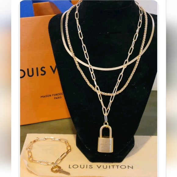 GUARANTEED AUTHENTIC Louis Vuitton padlock/Key necklace/bracelet set - Picture 1 of 6